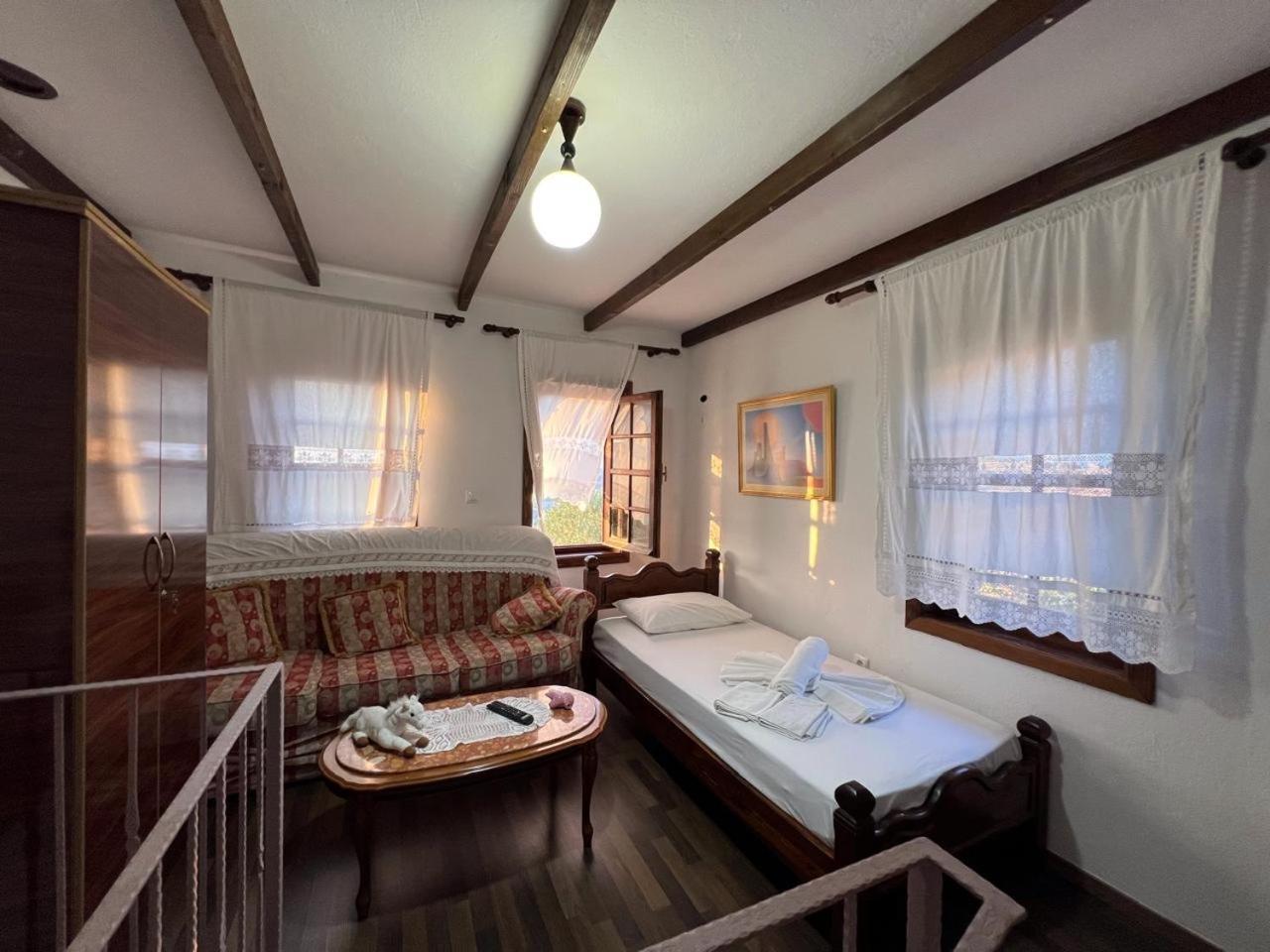 Отель Pjetri House Берат Экстерьер фото