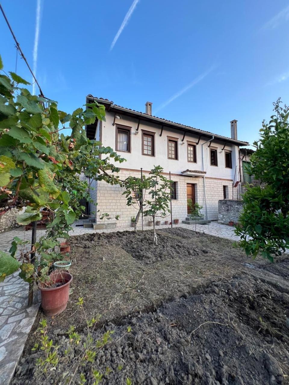 Отель Pjetri House Берат Экстерьер фото