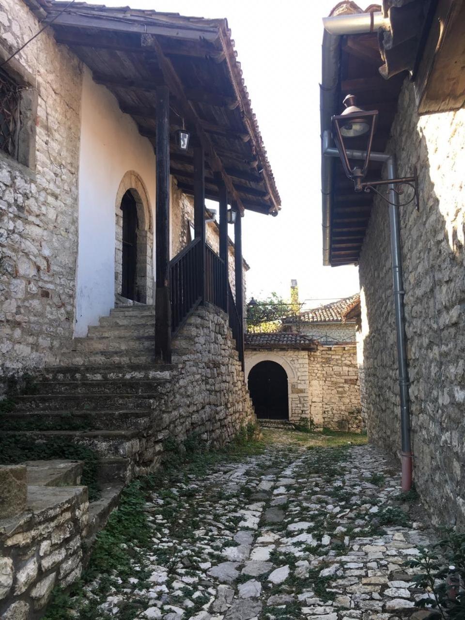 Отель Pjetri House Берат Экстерьер фото